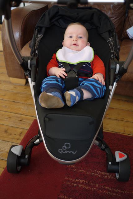 happy baby in Quinny3