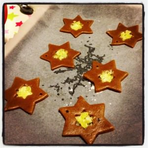 tray of cooked Christmas biscuits