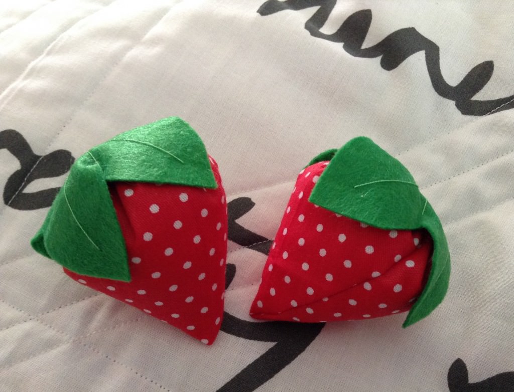 Quilt Now strawberry pincushion - holly be tells