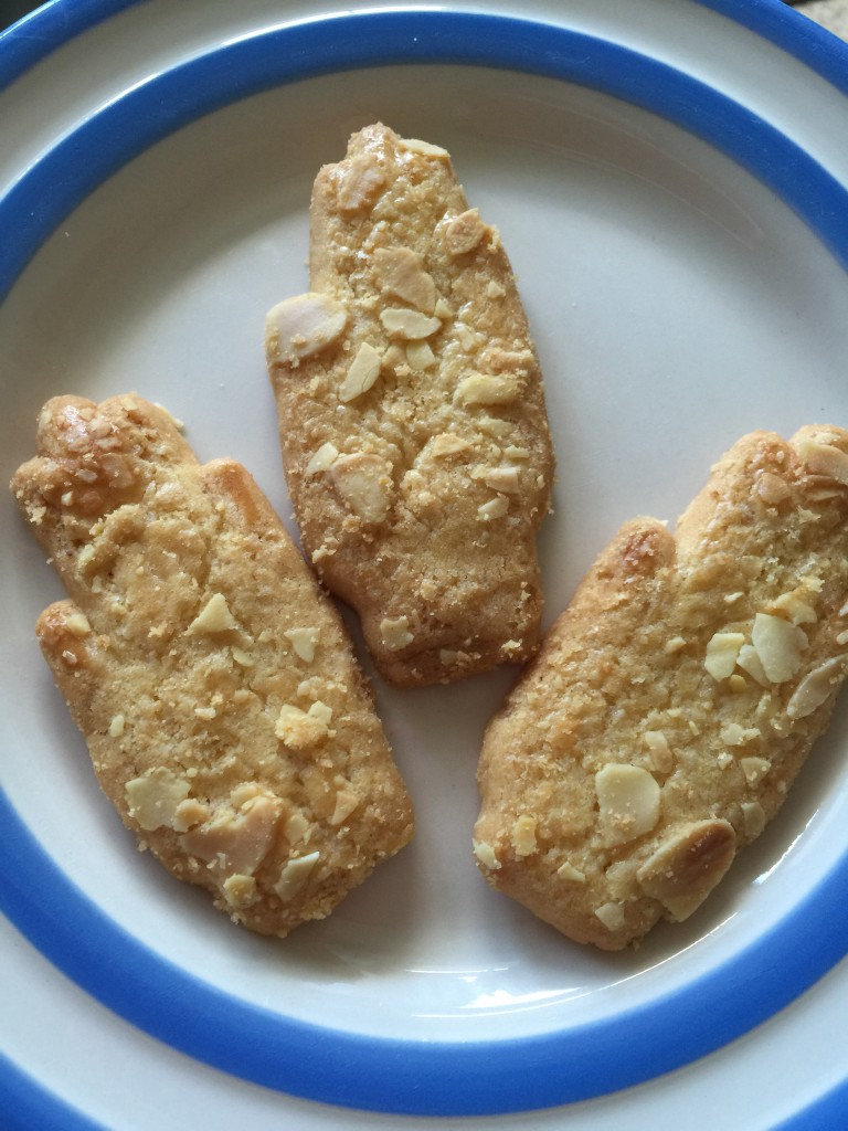 Antwerp hands biscuits