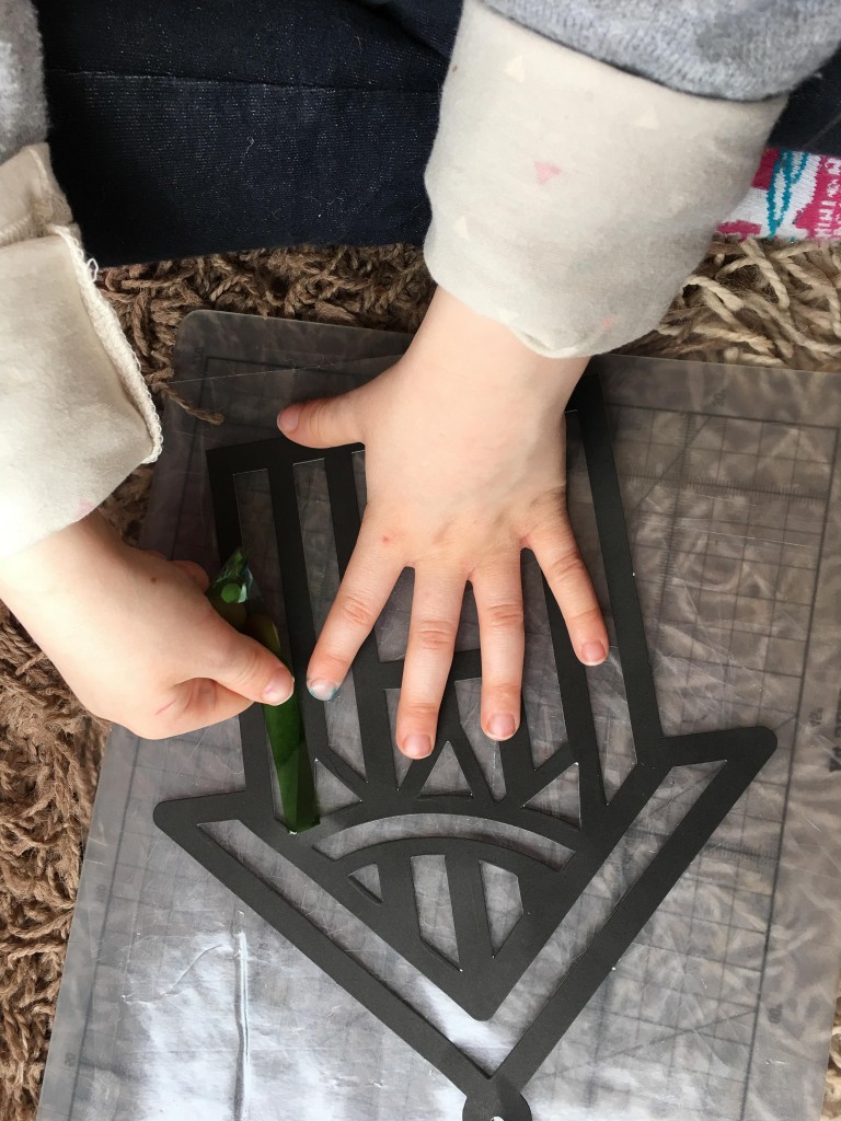making a beach hut sun catcher